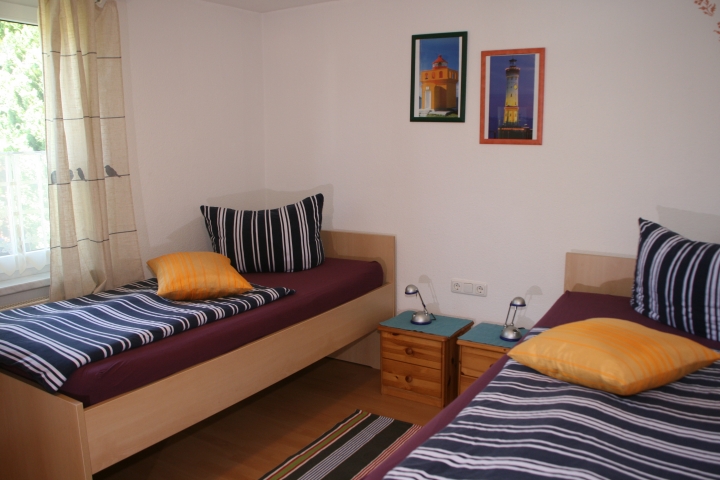 Zwei-Bett-Schlafzimmer mit Betten in Komforthöhe