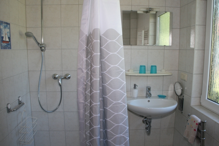 Badezimmer mit ebenerdiger Dusche
