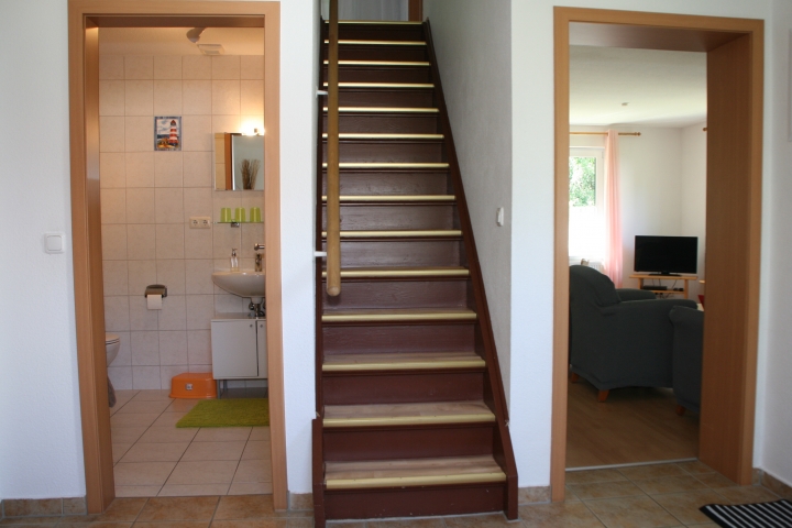 Treppenaufgang zum Obergeschoss mit den drei Schlafzimmern und Balkon