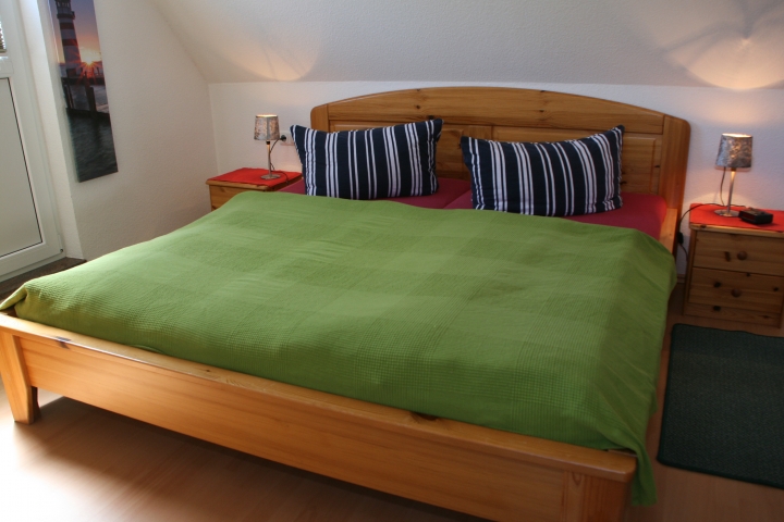 Doppelbett-Schlafzimmer mit Zugang zum Balkon