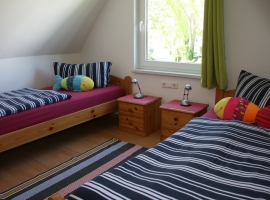 großes Zwei-Bett-Schlafzimmer