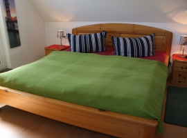 Doppelbett-Schlafzimmer mit Zugang zum Balkon