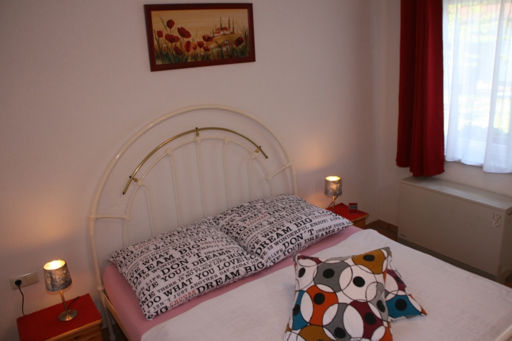 Schlafzimmer mit französischem Bett (zwei Einzel-Matratzen) sowie ein Unterschubbett für unsere kleinen Gäste