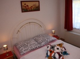 Schlafzimmer mit französischem Bett (zwei Einzel-Matratzen) sowie ein Unterschubbett für unsere kleinen Gäste