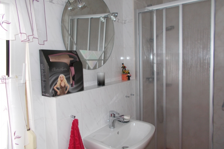 Bad mit Dusche und WC im EG ( ein zweites uriges WC befindet sich im darunter liegenden abgegrenzten Kellerraum)