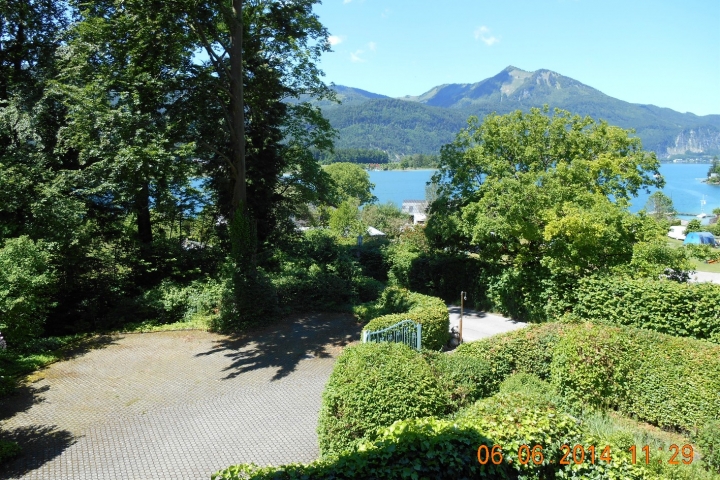 Blick auf den Parkplatz im geschützen Innenhof mit herrlichem Seeblick :-)