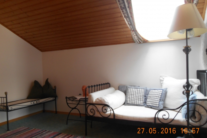 Wohnraum im Komfort Apartment DACHSTEIN mit Zweisitzer-Lesesofa unterm Dachfenster