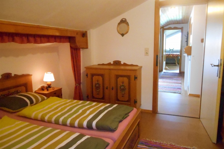Blick aus dem Schlafzimmer Richtung Wohnraum im Komfort Apartment DACHSTEIN