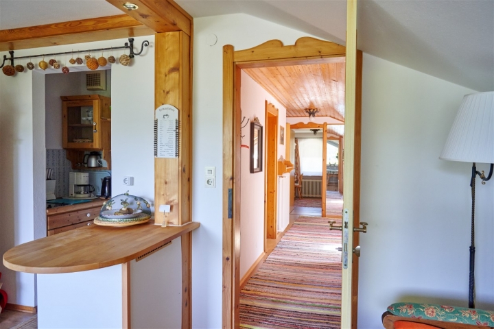 Wohnküche mit Kochinsel und Küchennische im Komfort Apartment DACHSTEIN