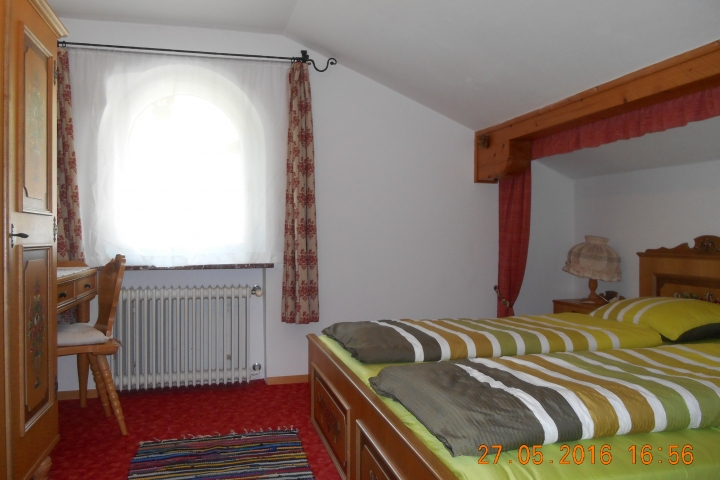 Schlafzimmer mit Schreibtisch Komfort Apartment DACHSTEIN