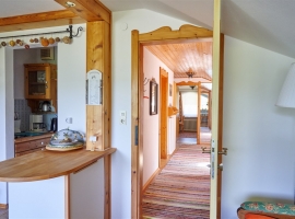 Wohnküche mit Kochinsel und Küchennische im Komfort Apartment DACHSTEIN