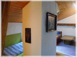 Wohnraum mit Bettnische und Sofa unterm Dachfenster - Komfort Apartment TAUERN