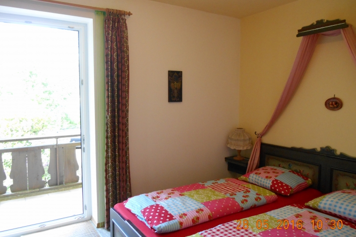 Schlafzimmer Ferienwohnung GILGEN mit durchgehendem Balkon an beiden Schlafzimmern