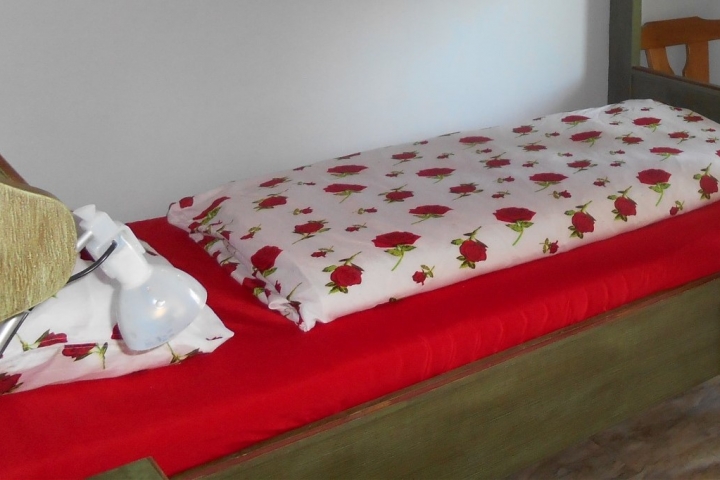 stabiles Bett in Erwachenenlänge im Kinderzimmer in der Terrassenwohnung GILGEN mit zusätzlichem Balkon an beiden Schlafzimmern