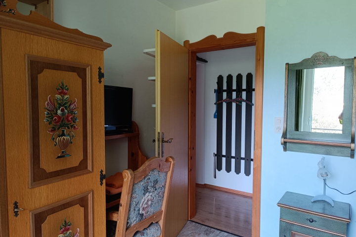 2. Schlafzimmer GILGEN mit durchgehendem Balkon zum Elternschlafzimmer