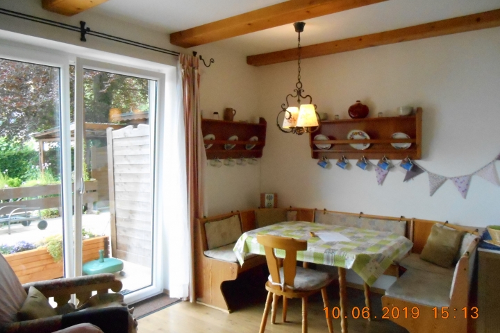 Eckbank im Wohnzimmer FeWo GILGEN mit eigener Terrasse