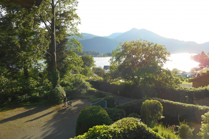 reservierter Parkplatz im geschützten Innenhof des Landhaus Gerum mit traumhafter Aussicht auf den Wolfgangsee