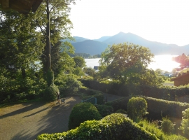 reservierter Parkplatz im geschützten Innenhof des Landhaus Gerum mit traumhafter Aussicht auf den Wolfgangsee