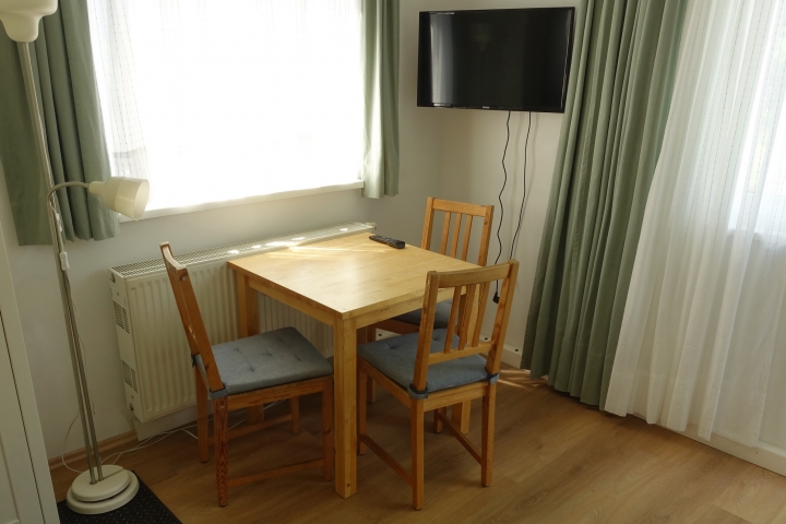 Esstisch mit TV