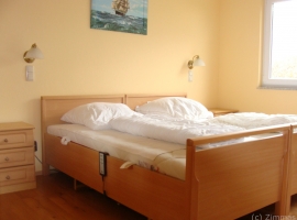 Schlafzimmer im EG mit 2 Pflegebetteinsetzrahmen 