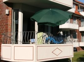 Balkon mit 4 Stühle und ein Tisch