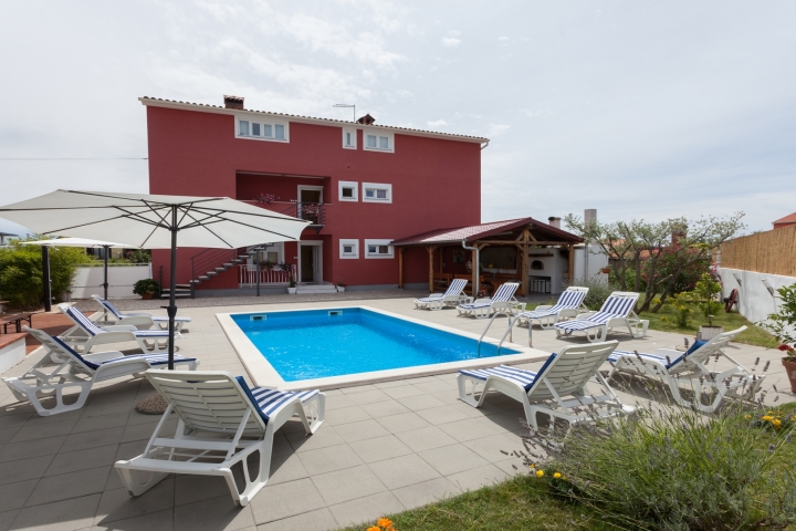 Ferienhaus Villa Ana | außenbereich mit pool und überdachte Terasse