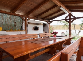 überdachte terrase mit holzgrill und pizzaofen