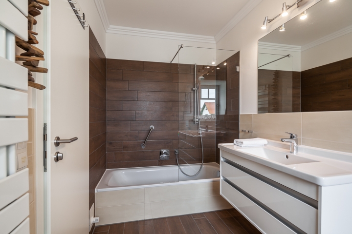 Badewanne mit integrierter Dusche
