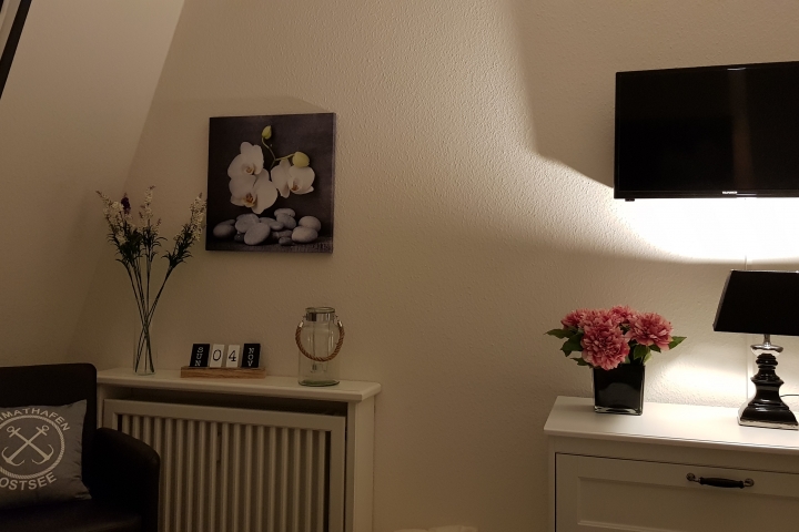 Auch hier vom Tischler maß gefertigte Heizkörperverkleidung