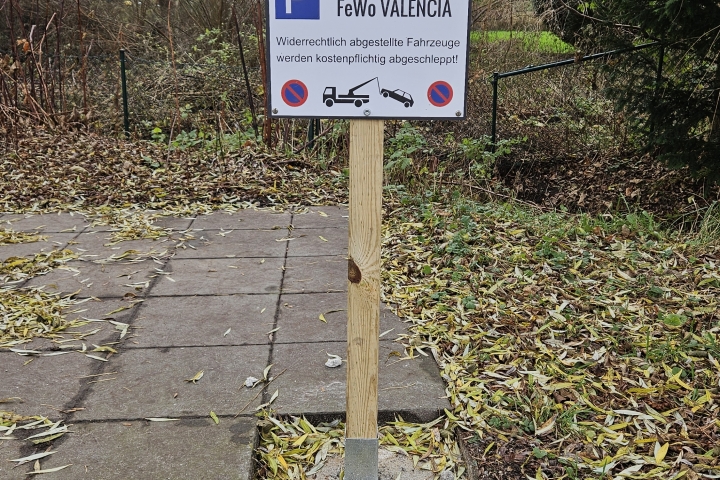 Der zur Wohnung gehörende Parkplatz befindet sich am Ende des Grundstücks