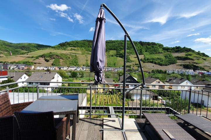 Balkon mit Panoramablick. Der neue Sonnenschutz ist schwenkbar