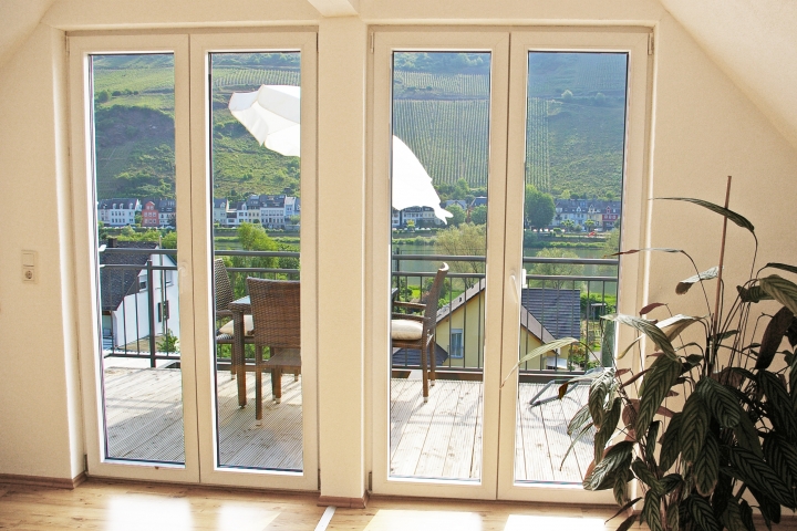 Große Fensterfront mit Moselblick