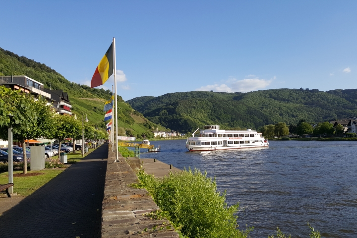Moselpromenade der Altstadt Zell