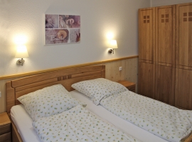 Schlafzimmer mit Kleiderschrank