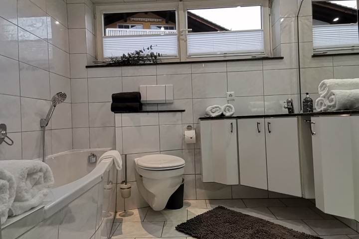 Bad mit Wanne und Dusche