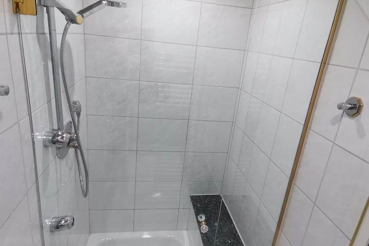 Bad mit Wanne und Dusche