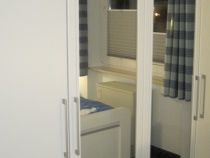 Ein 4-türiger Schrank  mit 2 großen Spiegeln im Schlafzimmer bietet genug Platz für die Urlaubsgarderobe.
