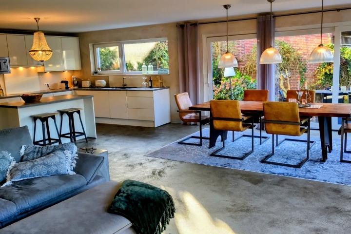 Wohn-, Ess- und Kochbereich gehen ineinander über.