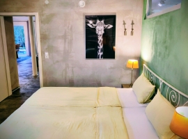 Liebevoll dekoriert mit großem gemütlichen Bett.