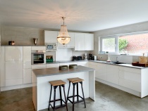 Großzügige Küche mit Kücheninsel lädt Profi- und Hobbyköche ein.