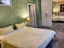 Großes Schlafzimmer mit eigenem Bad