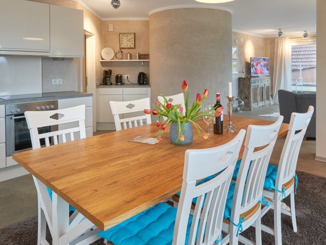 Gemütlicher Esstisch.