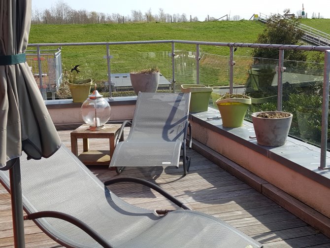 Terrasse, 70 qm, teilweise begrünt, mit Blick auf den Deich