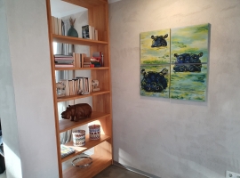 Bücherregal zum Schmökern als Raumteiler.