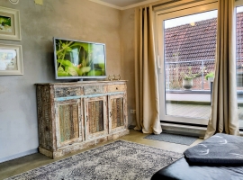 Fernsehecke und Zugang zur Dachterrasse.