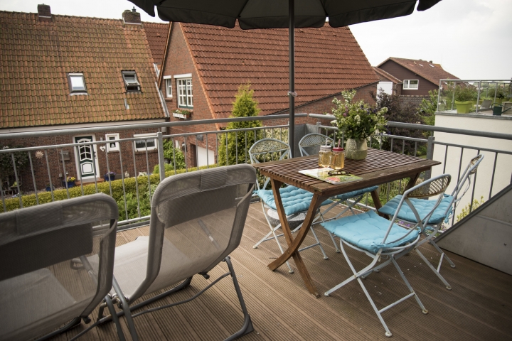 Balkon mit Sitzgelegenheiten. 