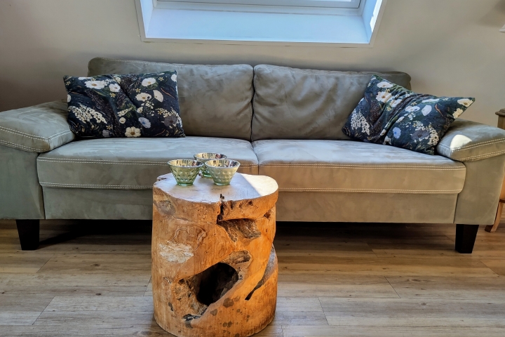 Gemütliche Couch im Wohnbereich. 