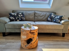 Gemütliche Couch im Wohnbereich.