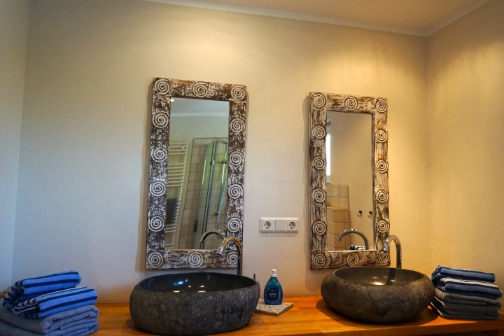 Exklusive Steinwaschbecken. 