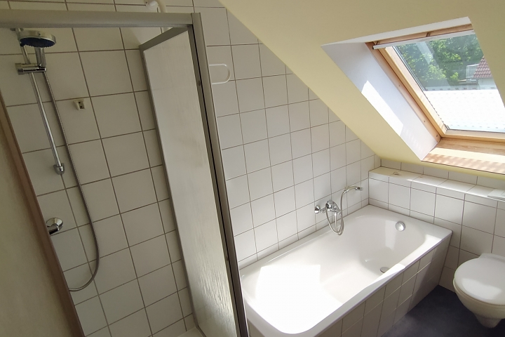 Bad im OG mit Badewanne und Dusche
